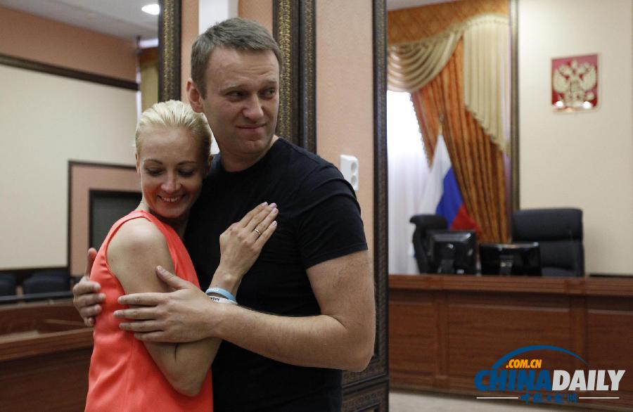 俄反對(duì)黨領(lǐng)袖暫時(shí)獲釋 心情輕松吃煎餅（高清圖）