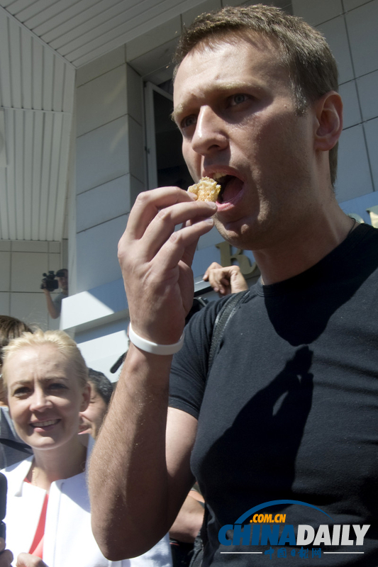 俄反對黨領袖暫時獲釋 心情輕松吃煎餅（高清圖）