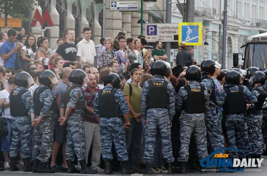 俄反對(duì)黨領(lǐng)袖暫時(shí)獲釋 心情輕松吃煎餅(高清圖)