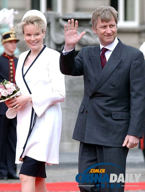 比利時(shí)新王后的造型盤(pán)點(diǎn) 儼然成為歐洲的時(shí)尚精英