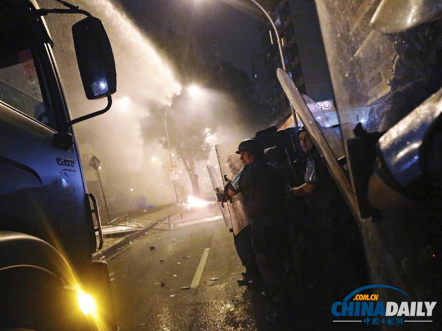 組圖:巴西民眾抗議羅馬教皇來訪 警方動用催淚彈發(fā)生沖突