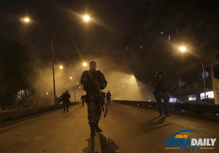 組圖:巴西民眾抗議羅馬教皇來訪 警方動用催淚彈發(fā)生沖突