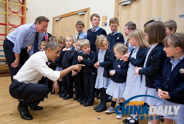 哄嬰兒睡覺(jué)做鬼臉 奧巴馬稱最好的工作就是當(dāng)爸爸