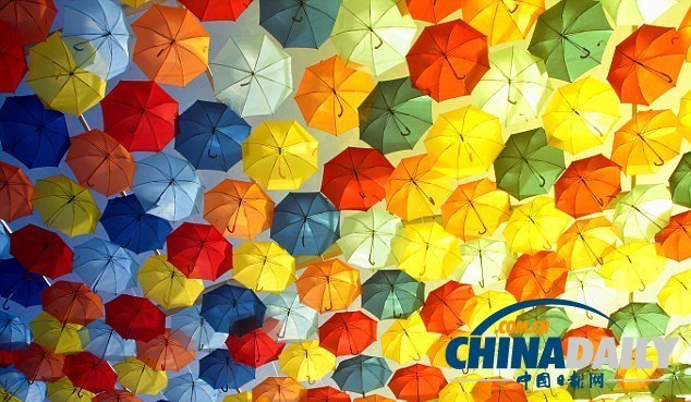 五彩雨傘漂浮半空中 葡萄牙小鎮(zhèn)用雨傘打造童話世界
