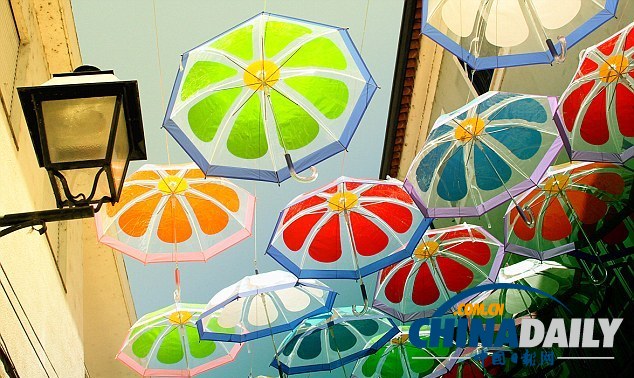 五彩雨傘漂浮半空中 葡萄牙小鎮(zhèn)用雨傘打造童話世界