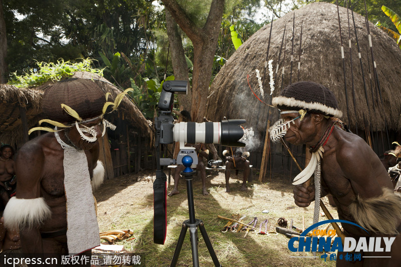 盤點(diǎn)土著人現(xiàn)代化進(jìn)程 玩單反相機(jī)用蘋果電腦