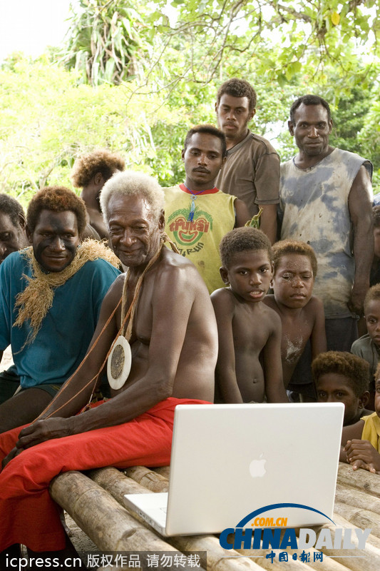 盤點(diǎn)土著人現(xiàn)代化進(jìn)程 玩單反相機(jī)用蘋果電腦