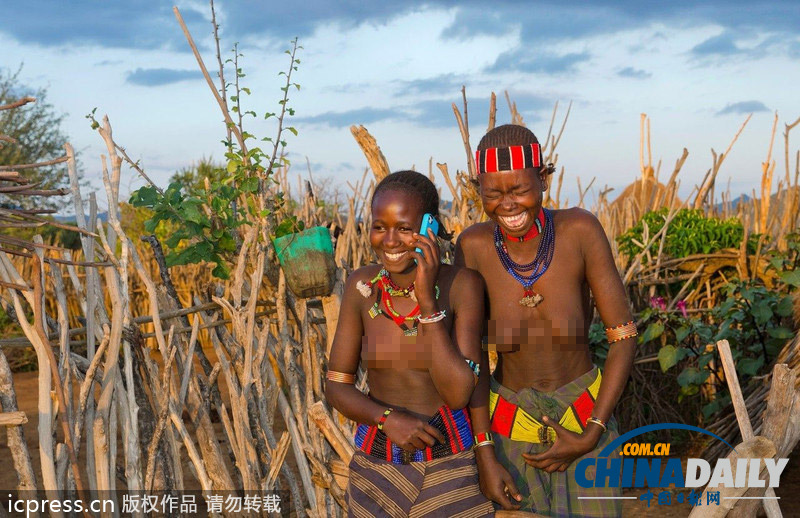 盤點(diǎn)土著人現(xiàn)代化進(jìn)程 玩單反相機(jī)用蘋果電腦