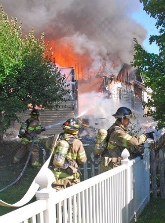 美國一小型飛機(jī)墜落引發(fā)火災(zāi) 燒毀日本夫婦住所