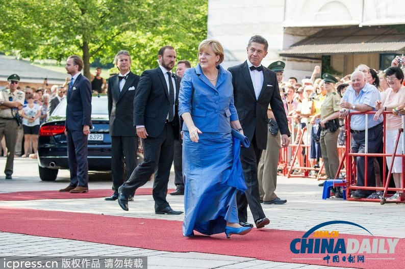 德國政要出席歌劇節(jié)活動(dòng) 默克爾藍(lán)色長裙驚艷亮相