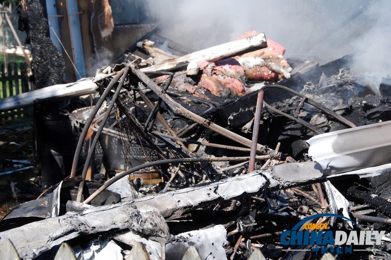 美印第安納州一架小型飛機(jī)墜入居民區(qū)爆炸起火