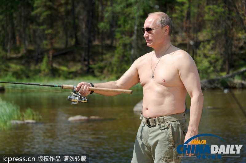 “梅普”相約去釣魚(yú) 普京光膀子秀身材小梅發(fā)福