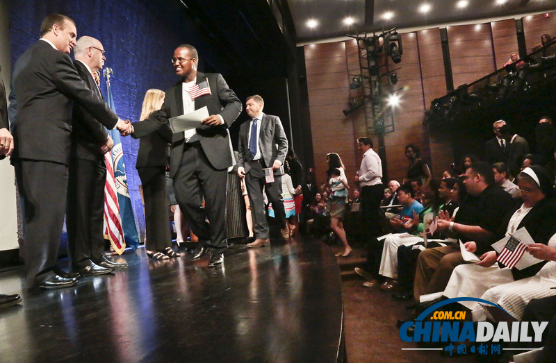 99歲伊朗老婦成為美國(guó)公民激動(dòng)萬(wàn)分（高清組圖）