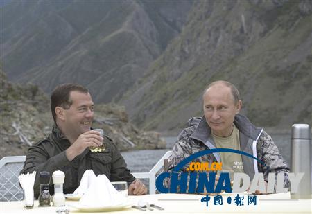 “普梅組合”共度假期釣大魚(yú) 同船談笑