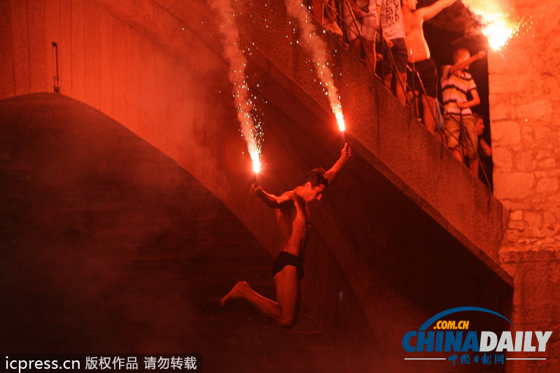 波斯尼亞舉辦年度傳統(tǒng)高臺跳水比賽 玩的就是心跳