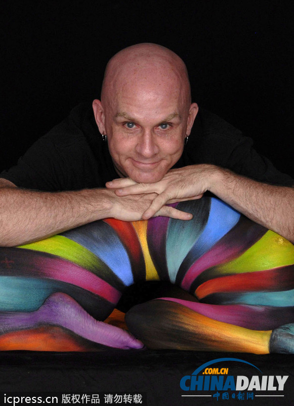 美藝術(shù)家創(chuàng)作逼真彩繪 美女模特組成“人肉”小轎車(chē)