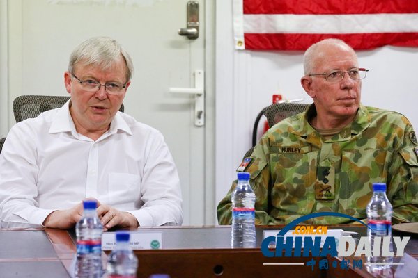 組圖:陸克文攜妻探望駐阿澳籍士兵 穿防彈衣亮相