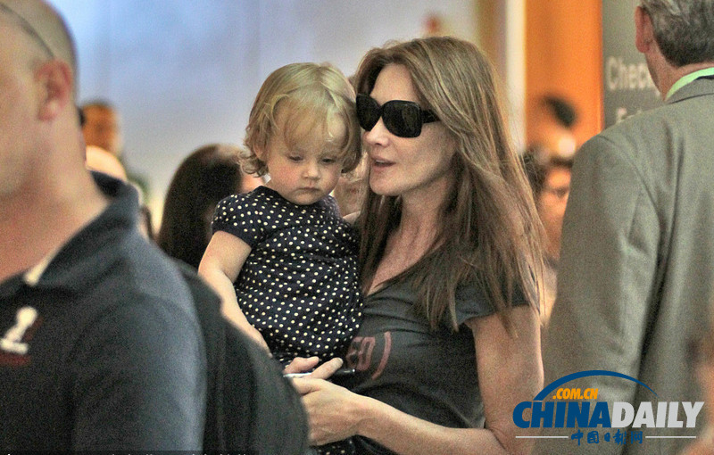 薩科齊攜妻女現(xiàn)身邁阿密機(jī)場(chǎng) 可愛(ài)小千金曝光（組圖）