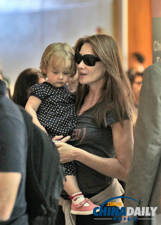 薩科齊攜妻女現(xiàn)身邁阿密機(jī)場(chǎng) 可愛(ài)小千金曝光（組圖）