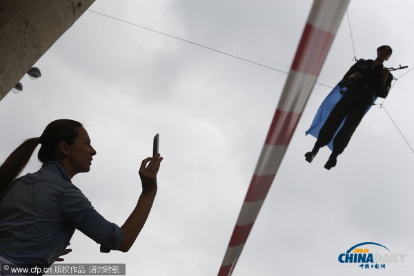 組圖：俄羅斯傘兵靜止懸掛半空 慶?？哲姽?jié)