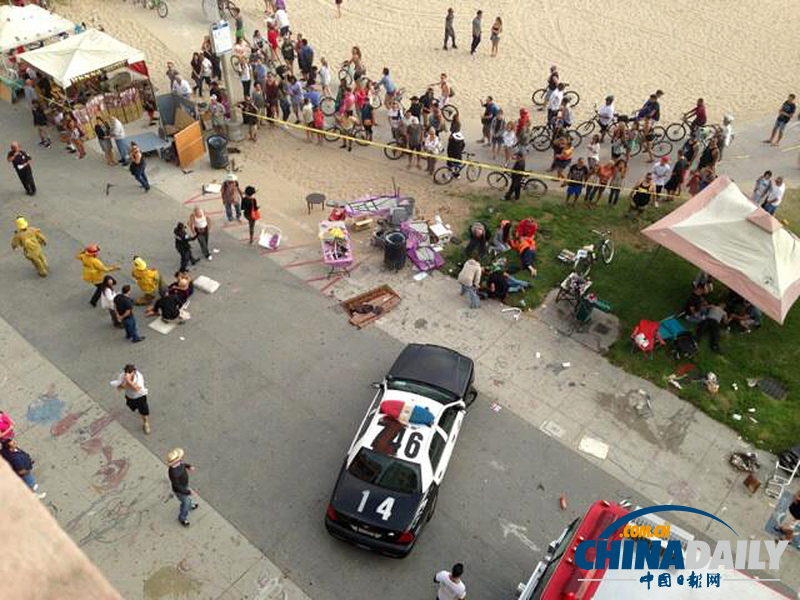 美國(guó)洛杉磯汽車沖進(jìn)海灘人群 致1死11傷(組圖)