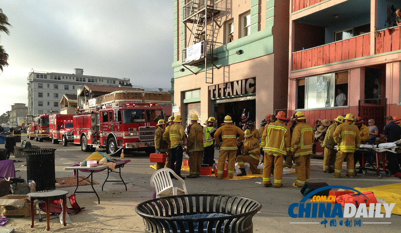 美國(guó)洛杉磯汽車沖進(jìn)海灘人群 致1死11傷(組圖)