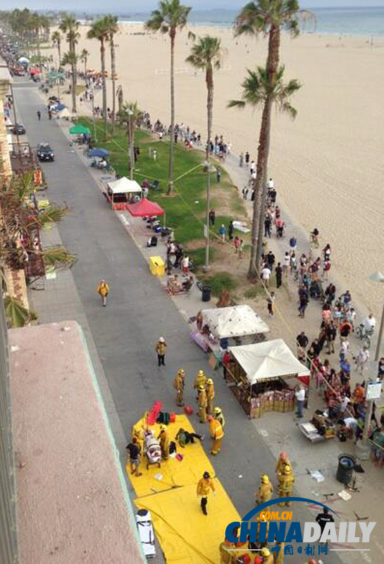 美國洛杉磯汽車沖進(jìn)海灘人群 致1死11傷（組圖）