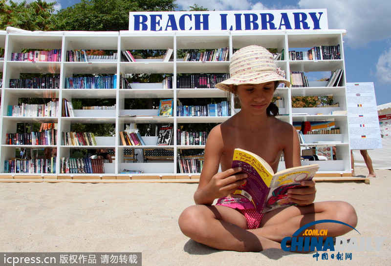 保加利亞首家海灘圖書館開張 邊曬太陽(yáng)邊看書(圖)