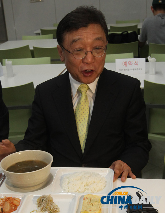 韓首爾大學(xué)校長(zhǎng)吃食堂 緩解學(xué)生對(duì)飯菜漲價(jià)不滿(圖)