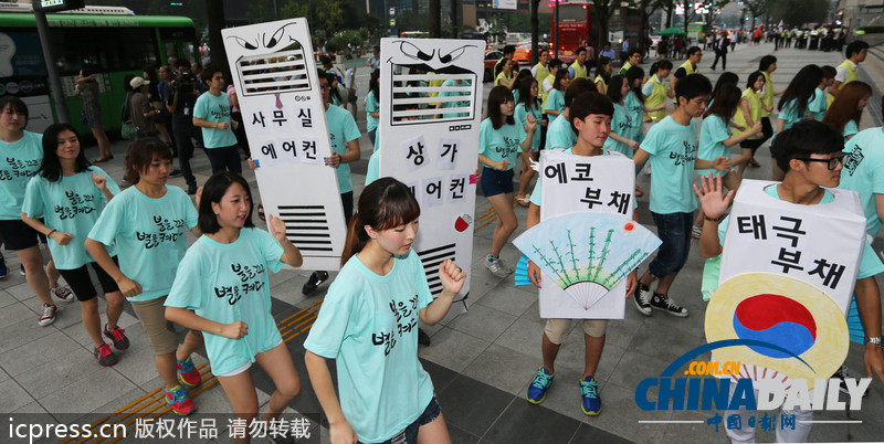 韓國青年不懼高溫 動感舞蹈呼吁夏季節(jié)約用電（圖）