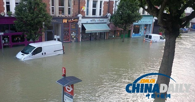 英國(guó)倫敦市郊主水管爆裂 導(dǎo)致部分街道商鋪被淹（圖）