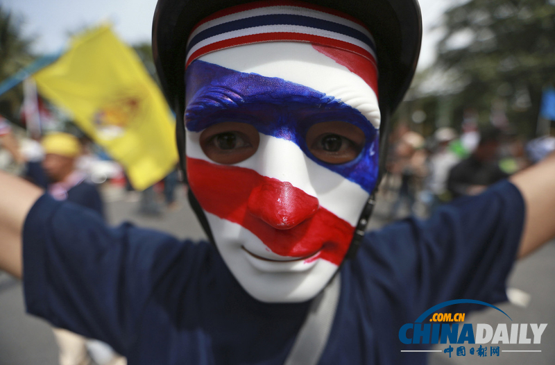 他信反對(duì)者抗議泰國(guó)特赦法案 與警察激烈沖突(圖)