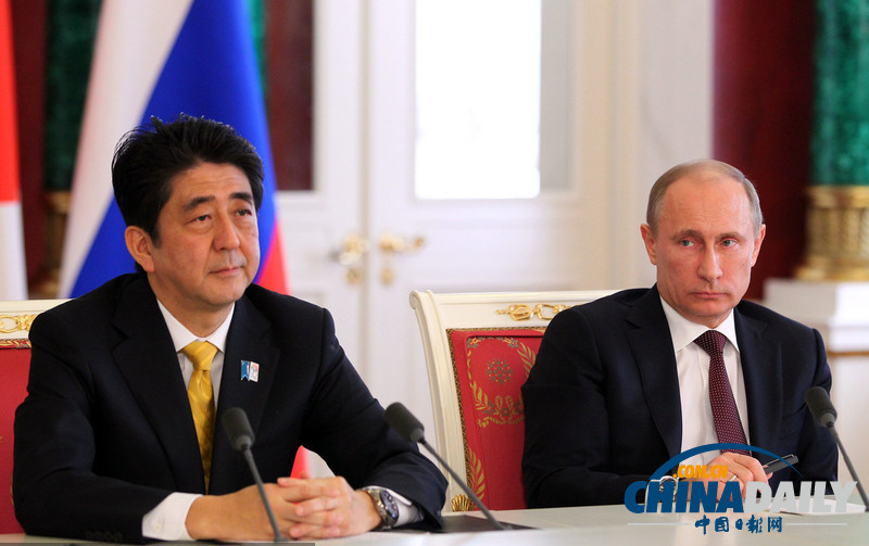 盤點(diǎn)政界名人小動(dòng)作 挖鼻屎蹺二郎腿樣樣有（組圖）