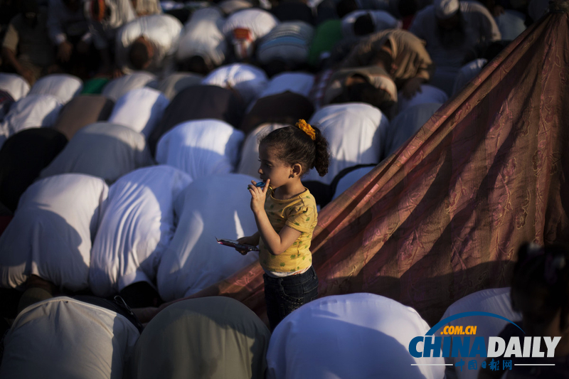 埃及穆爾西反對者頭上“插刀”示威（高清組圖）