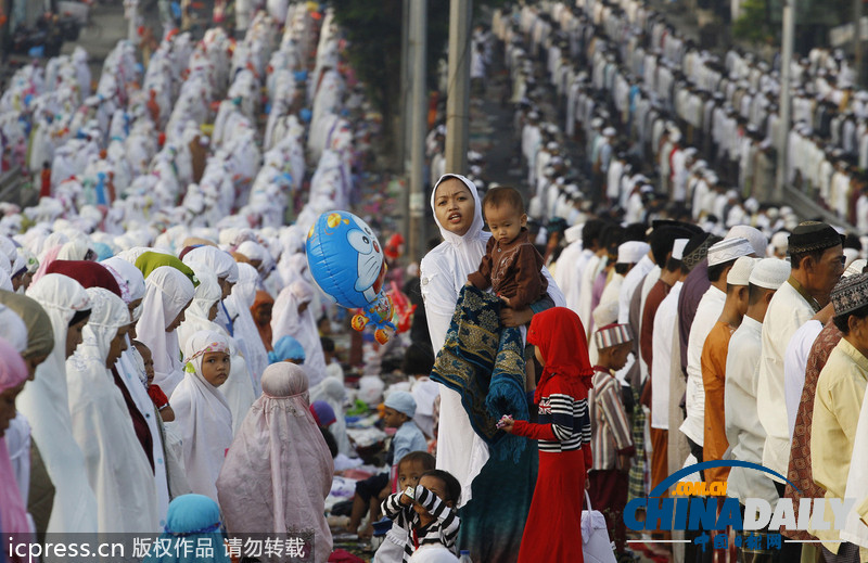 迎開齋節(jié) 埃及兩男街頭上演速度與“基情”（圖）
