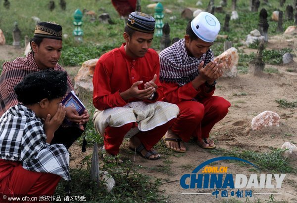 迎開齋節(jié) 埃及兩男街頭上演速度與“基情”(圖)