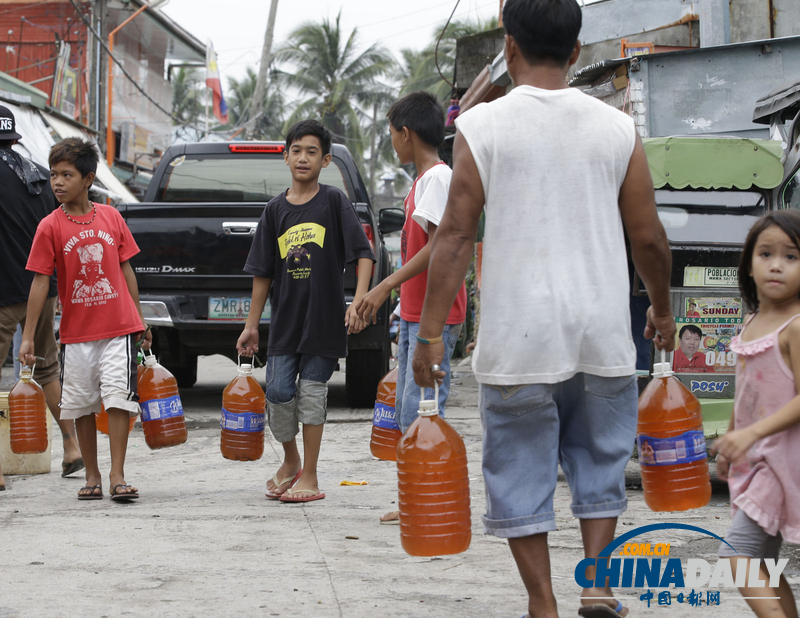 菲律賓馬尼拉灣柴油泄露 居民忙收集漏油 （組圖）