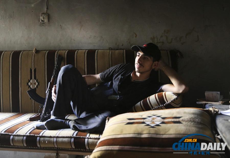 敘利亞自由軍青年士兵齊舉槍擺pose留影(圖)