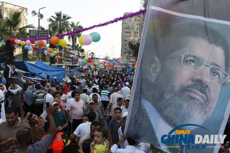 穆?tīng)栁髌拮蝇F(xiàn)身為支持者打氣 稱丈夫“會(huì)回來(lái)的”