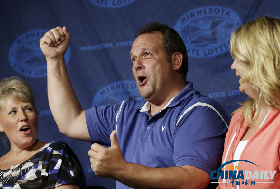 美國(guó)彩票開(kāi)出4.48億美元巨獎(jiǎng) 一中獎(jiǎng)?wù)攥F(xiàn)身領(lǐng)獎(jiǎng)