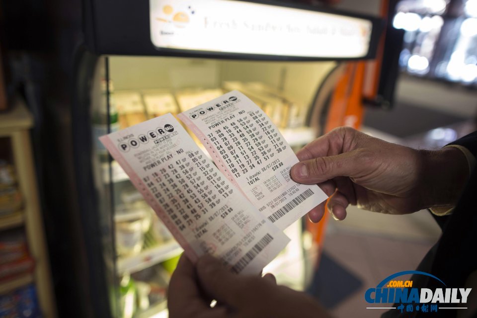 美國彩票開出4.48億美元巨獎 一中獎?wù)攥F(xiàn)身領(lǐng)獎