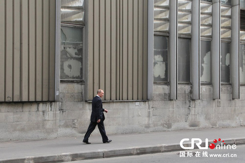 普京出席啟蒙柔道教練葬禮 獨(dú)自在街頭行走