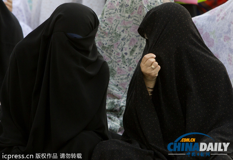 伊朗最高領(lǐng)袖哈梅內(nèi)伊主持開(kāi)齋節(jié)盛大聚禮（圖）