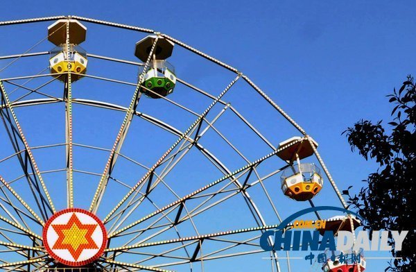 阿根廷中部一游樂場摩天輪車廂墜落 致2死7傷