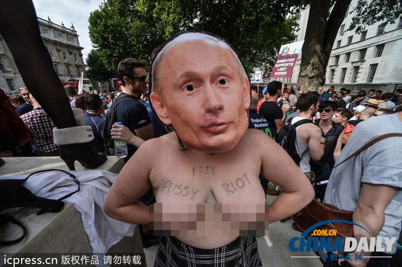英國(guó)民眾抗議俄反同性戀法 普京遭惡搞