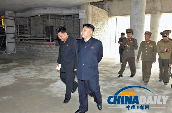 金正恩視察手機工廠 稱贊阿里郎手機好用