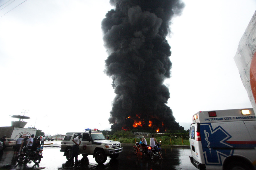 委內(nèi)瑞拉一國營煉油廠遭雷擊引發(fā)大火(組圖)