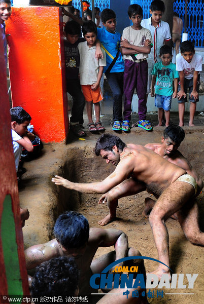 印度慶祝傳統(tǒng)“蛇節(jié)” 上演高難度古典式摔跤（組）