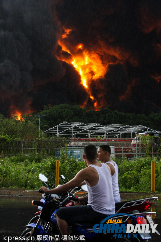 委內(nèi)瑞拉一國營煉油廠遭雷擊引發(fā)大火（組圖）