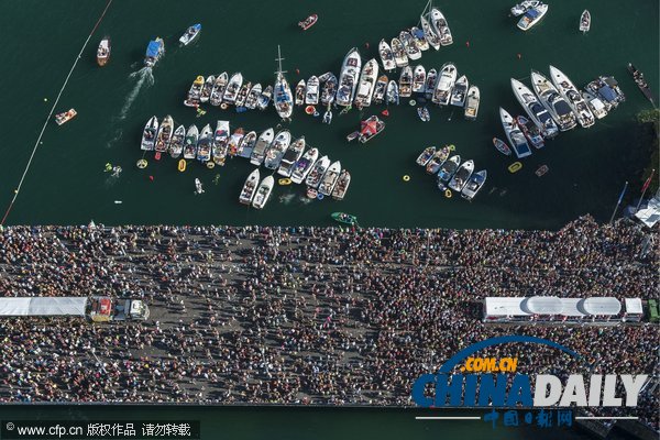 瑞士蘇黎世舉辦街頭游行 辣妹遍地?zé)崆闈M溢（組圖）